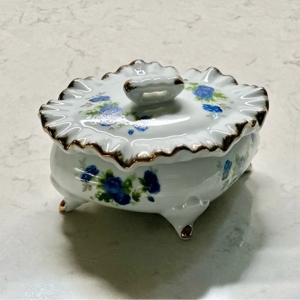 DIAMOND FINE CHINA, TRINKET BOX. MADE OF PORCELAIN WITH A LUSTERWARE FINISH.